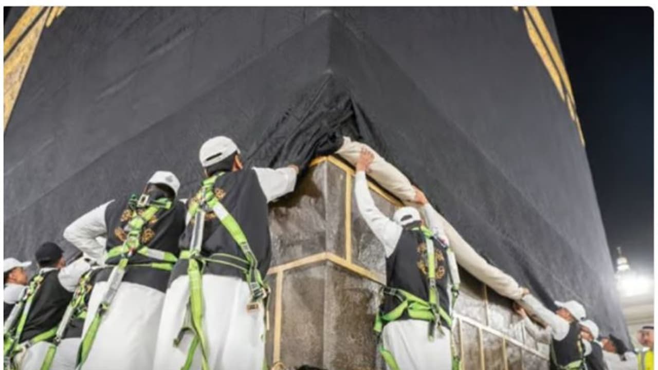 ഹജ്ജ് ഒരുക്കം; കഅബയെ പൊതിഞ്ഞ ‘കിസ്‌വ’യുടെ അടിഭാഗം ഉയർത്തിക്കെട്ടി