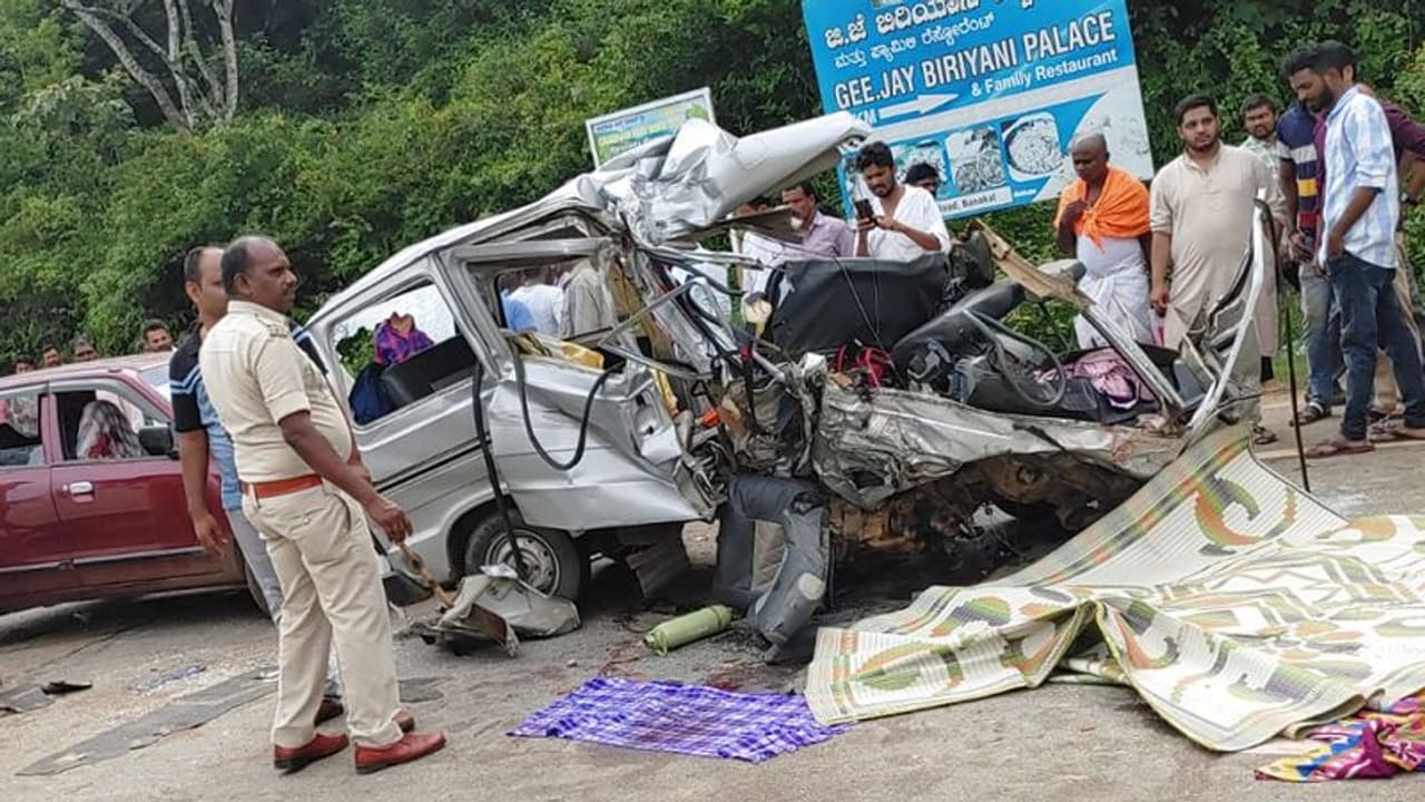 ಧರ್ಮಸ್ಥಳ ದರ್ಶನ ಮುಗಿಸಿ ಬರುವಾಗ ಭೀಕರ ಅಪಘಾತ: ಸ್ಥಳದಲ್ಲೇ ನಾಲ್ವರು ಸಾವು! ಧರ್ಮಸ್ಥಳ ದರ್ಶನ ಮುಗಿಸಿ ಬರುವಾಗ ಭೀಕರ ಅಪಘಾತ: ಸ್ಥಳದಲ್ಲೇ ನಾಲ್ವರು ಸಾವು!
