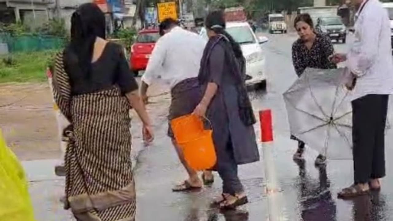 വണ്ടിയിൽ കൊണ്ടുപോയ അരിച്ചാക്ക് പൊട്ടി റോഡിൽ നിറയെ അരി, പിന്നാലെ അപകട പരമ്പര, പത്ത് പേര്ക്ക് പരിക്ക് വണ്ടിയിൽ കൊണ്ടുപോയ അരിച്ചാക്ക് പൊട്ടി റോഡിൽ നിറയെ അരി, പിന്നാലെ അപകട പരമ്പര, പത്ത് പേര്ക്ക് പരിക്ക്