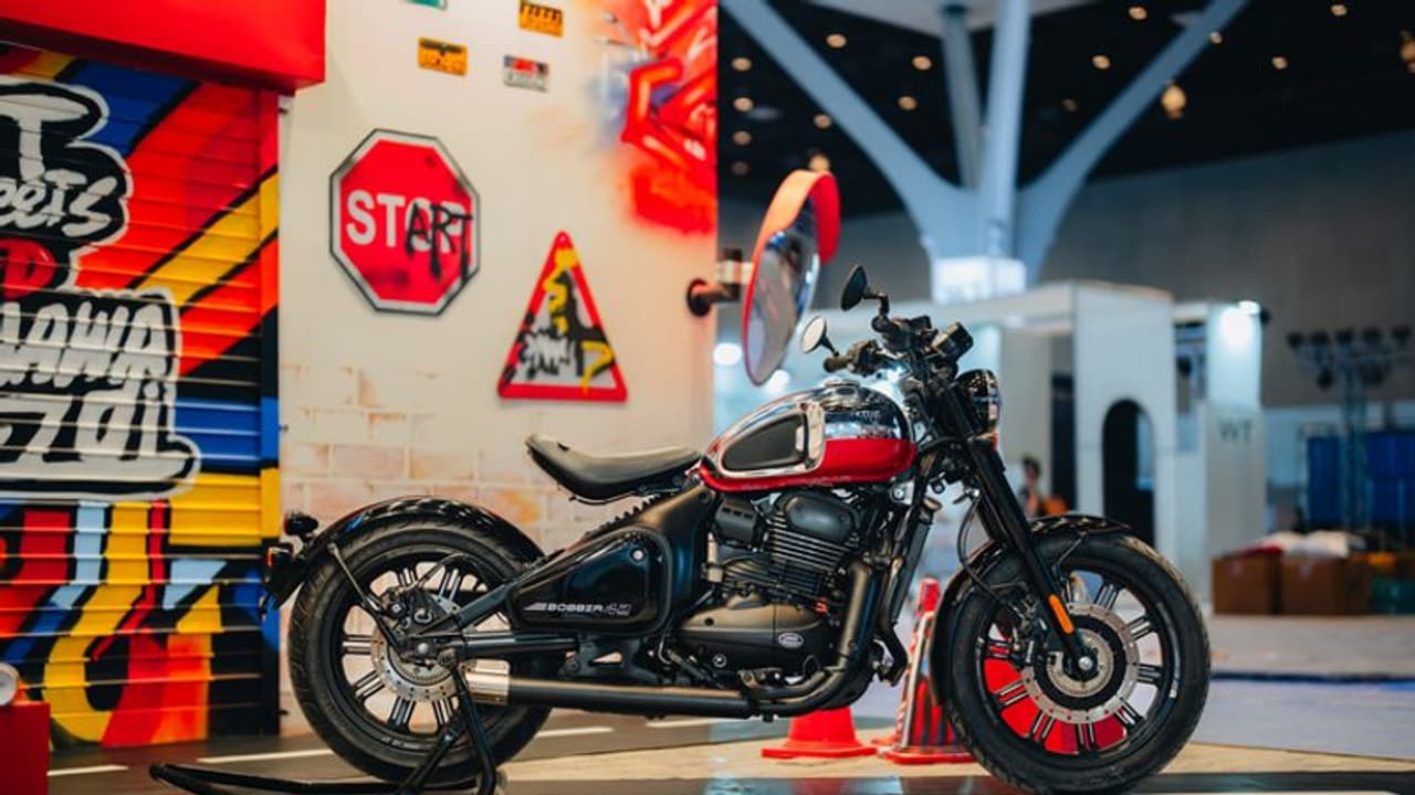 പുതിയ ജാവ 42 ബോബർ റെഡ് ഷീൻ എത്തി; വിലയും വിശദാംശങ്ങളും അറിയാം