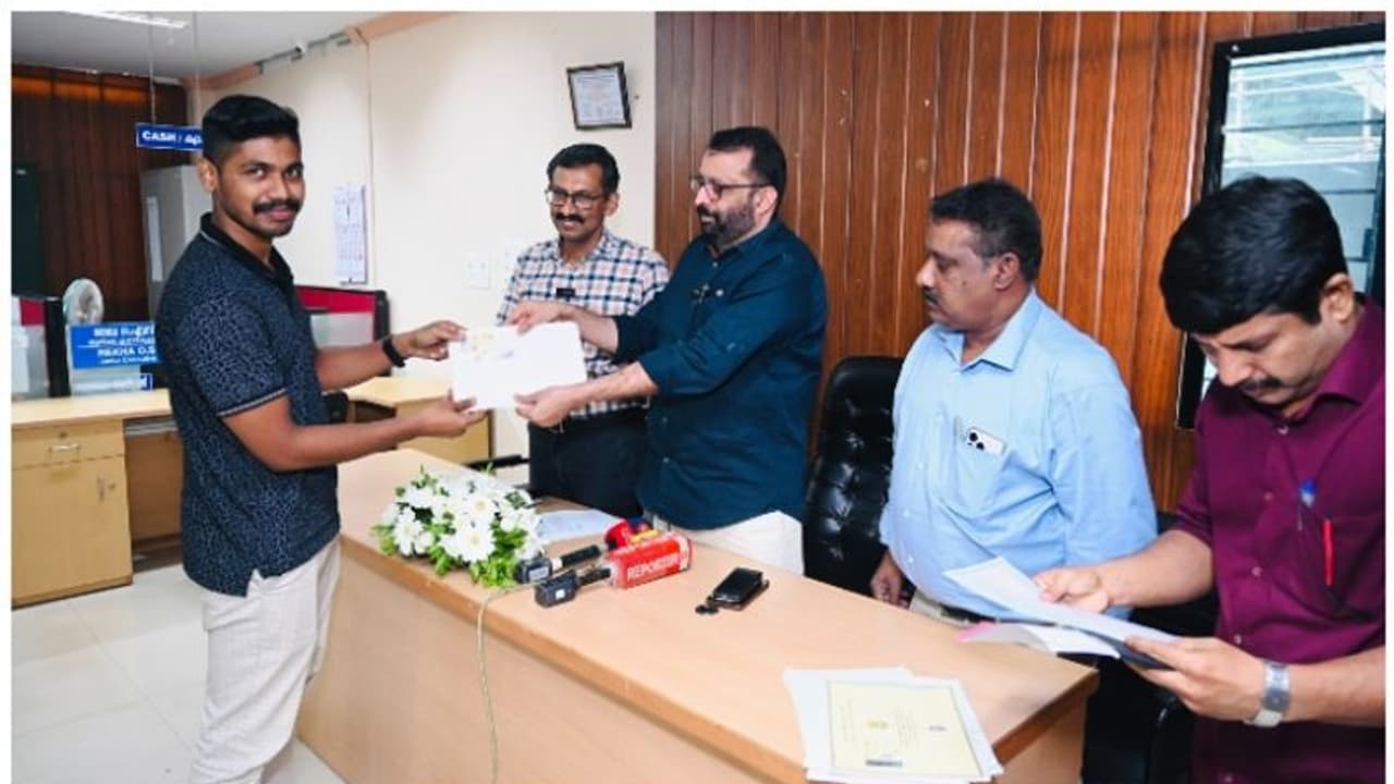 വ്യാജന്മാരെ തുരത്താൻ നോർക്കയിൽ ഹോളാഗ്രാമും ക്യു.ആർ കോഡും; ഇനി സർട്ടിഫിക്കറ്റ് അറസ്റ്റേഷൻ പഴയതുപോലെയല്ല വ്യാജന്മാരെ തുരത്താൻ നോർക്കയിൽ ഹോളാഗ്രാമും ക്യു.ആർ കോഡും; ഇനി സർട്ടിഫിക്കറ്റ് അറസ്റ്റേഷൻ പഴയതുപോലെയല്ല