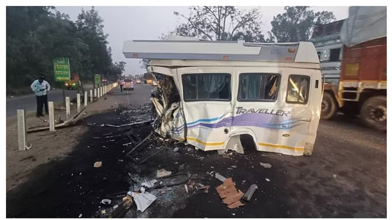 തീർഥാടകരുമായി സഞ്ചരിച്ച മിനി ബസ് ട്രക്കുമായി കൂട്ടിയിടിച്ചു, കുടുംബത്തിലെ ആറുപേർക്ക് ദാരുണാന്ത്യം തീർഥാടകരുമായി സഞ്ചരിച്ച മിനി ബസ് ട്രക്കുമായി കൂട്ടിയിടിച്ചു, കുടുംബത്തിലെ ആറുപേർക്ക് ദാരുണാന്ത്യം