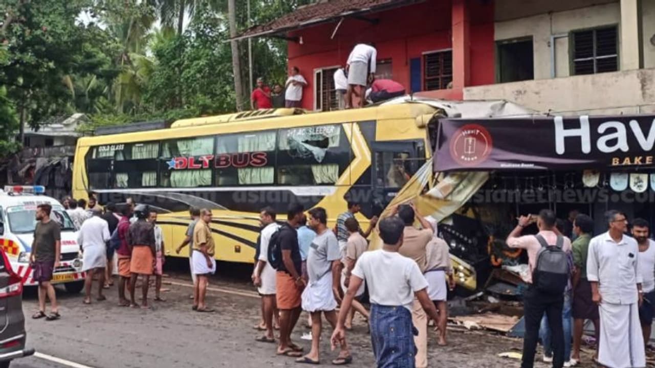 അമിത വേഗത്തിലെത്തിയെന്ന് ദൃക്സാക്ഷികൾ; കോഴിക്കോട് ടൂറിസ്റ്റ് ബസ് കടയിൽ ഇടിച്ചുകയറി, 10 പേര്‍ക്ക് പരിക്ക്