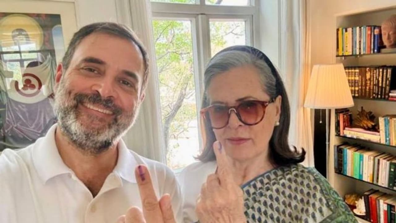 ಕಾಂಗ್ರೆಸ್ ದೊಡ್ಮನೆ ಮತದಾನ ಮಾಡಿದ ಕ್ಷೇತ್ರದಲ್ಲಿ 'ಕೈ' ಅಭ್ಯರ್ಥಿಯೇ ಇಲ್ಲ! ಕಾಂಗ್ರೆಸ್ ದೊಡ್ಮನೆ ಮತದಾನ ಮಾಡಿದ ಕ್ಷೇತ್ರದಲ್ಲಿ 'ಕೈ' ಅಭ್ಯರ್ಥಿಯೇ ಇಲ್ಲ!