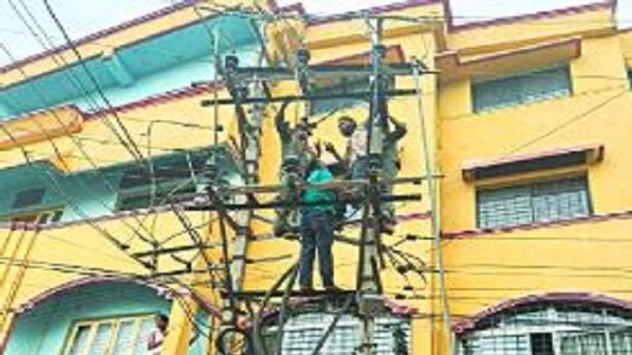 ಬೆಳಗಾವಿ: ವಿದ್ಯುತ್ ಕಂಬವೇರಿ ಮಾನಸಿಕ ಅಸ್ವಸ್ಥನಿಂದ ಹಾಡು..! ಬೆಳಗಾವಿ: ವಿದ್ಯುತ್ ಕಂಬವೇರಿ ಮಾನಸಿಕ ಅಸ್ವಸ್ಥನಿಂದ ಹಾಡು..!