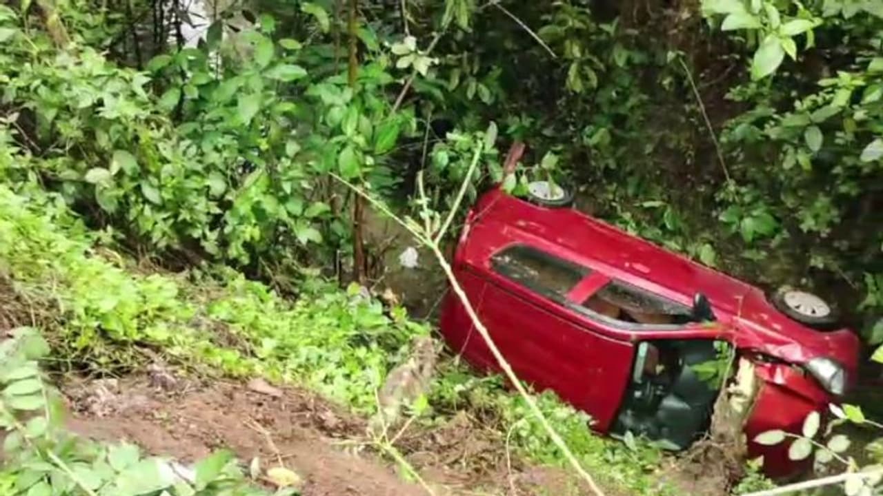 25 അടി താഴ്ചയിൽ കനാലിലേക്ക് കാർ മറിഞ്ഞു; കേന്ദ്ര സർക്കാർ ഉദ്യോഗസ്ഥനും കുടുംബവും അത്ഭുകരമായി രക്ഷപ്പെട്ടു
