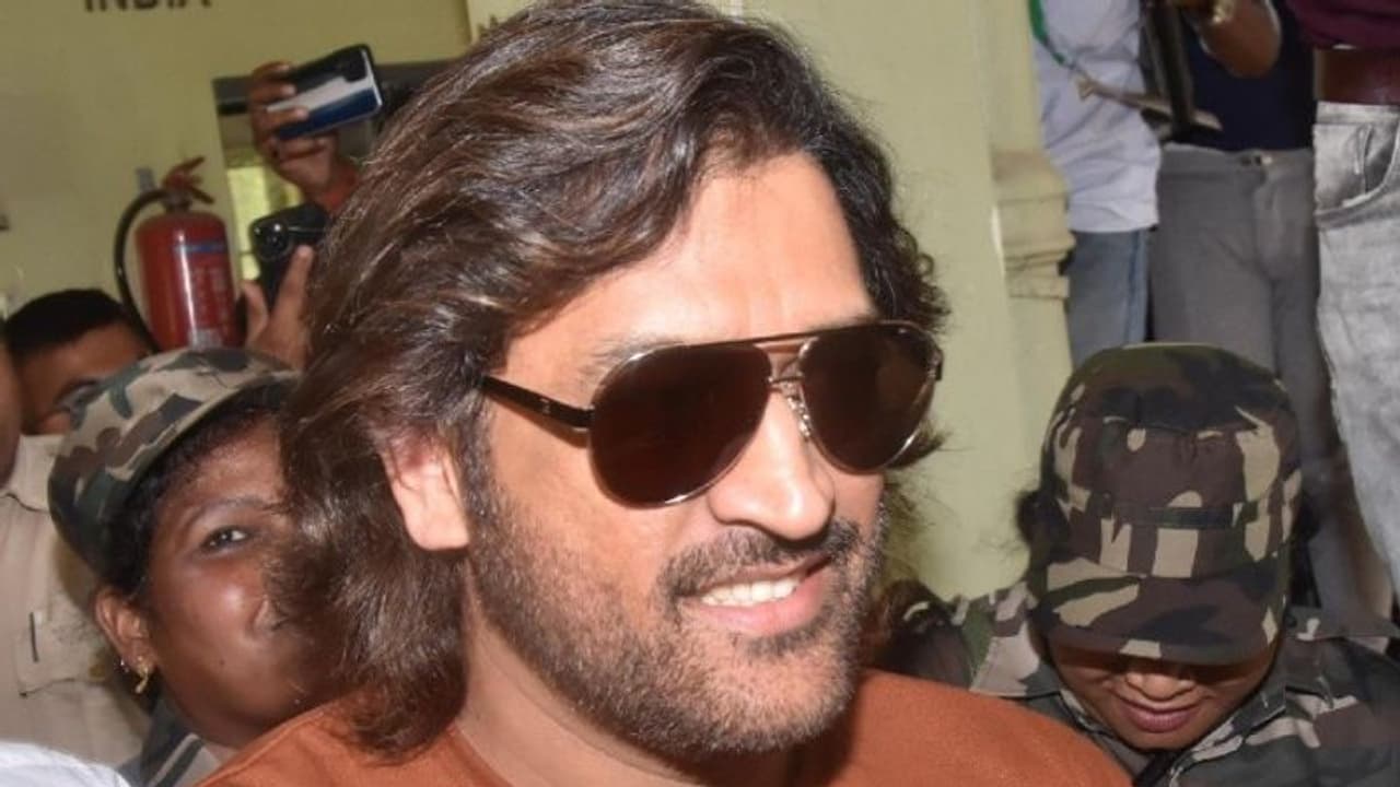 Lok Sabha Elections 2024: MS Dhoni casts his vote in hometown Ranchi amidst fan frenzy (WATCH) Lok Sabha Elections 2024: MS Dhoni casts his vote in hometown Ranchi amidst fan frenzy (WATCH)