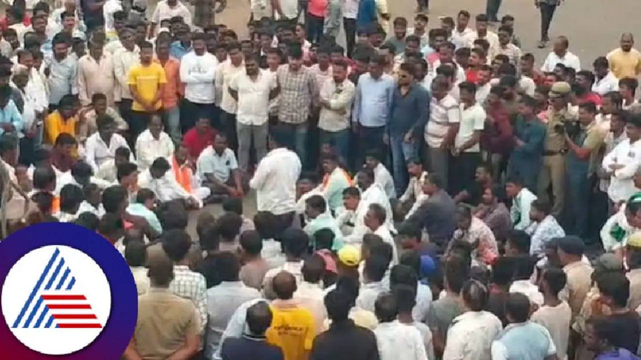 ಎಮ್ಮೆ ಮಾರಾಟ ವಿಚಾರಕ್ಕೆ ಯುವಕನ ಮೇಲೆ ಹಲ್ಲೆ; ಹಿಂದೂ ಸಂಘಟನೆಗಳಿಂದ ಪ್ರತಿಭಟನೆ ಎಮ್ಮೆ ಮಾರಾಟ ವಿಚಾರಕ್ಕೆ ಯುವಕನ ಮೇಲೆ ಹಲ್ಲೆ; ಹಿಂದೂ ಸಂಘಟನೆಗಳಿಂದ ಪ್ರತಿಭಟನೆ