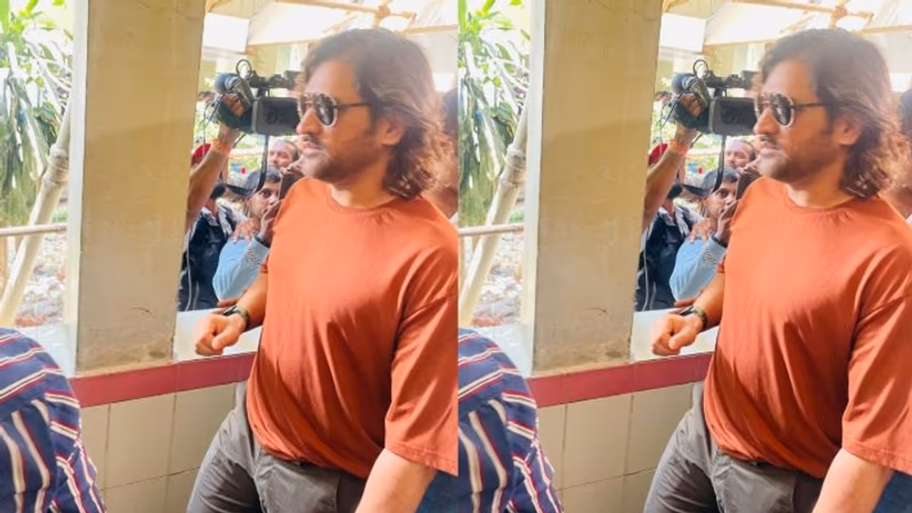 ஜனநாயகக் கடமையை ஆற்றிய தோனி – வாக்களிக்க வந்த தோனியின் வீடியோ வைரல்! ஜனநாயகக் கடமையை ஆற்றிய தோனி – வாக்களிக்க வந்த தோனியின் வீடியோ வைரல்!