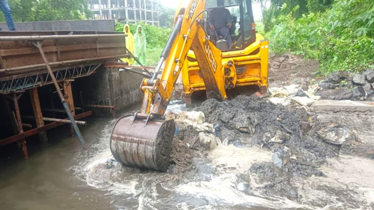 മഴ പെയ്താൽ ആലപ്പുഴ നഗരത്തിൽ വെള്ളക്കെട്ട്, കാരണം വനിതാ സ്റ്റേഷന് പിന്നിലെ ബണ്ട്; പൊളിച്ചുമാറ്റി പൊലീസ് മഴ പെയ്താൽ ആലപ്പുഴ നഗരത്തിൽ വെള്ളക്കെട്ട്, കാരണം വനിതാ സ്റ്റേഷന് പിന്നിലെ ബണ്ട്; പൊളിച്ചുമാറ്റി പൊലീസ്