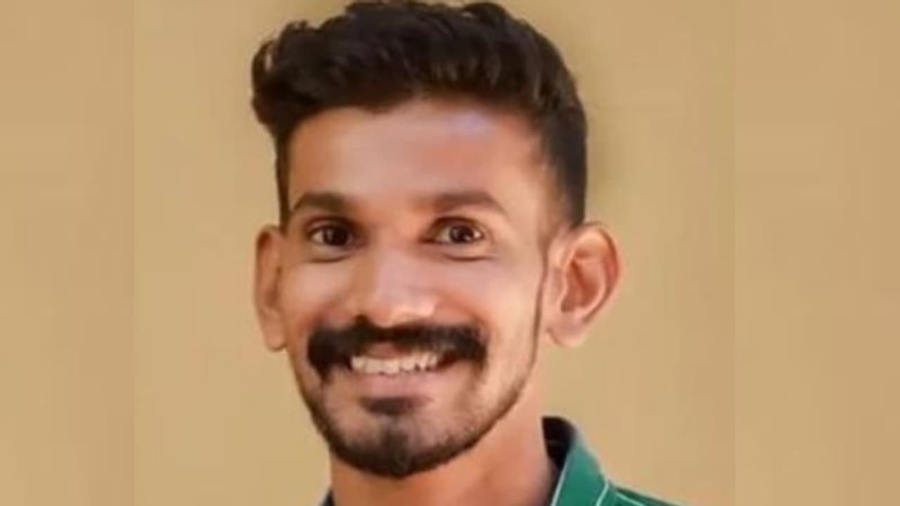 തൃശൂരിൽ മിനി ടിപ്പര് ലോറി കനാലിലേക്ക് മറിഞ്ഞു, ചുമട്ടുതൊഴിലാളി മരിച്ചു തൃശൂരിൽ മിനി ടിപ്പര് ലോറി കനാലിലേക്ക് മറിഞ്ഞു, ചുമട്ടുതൊഴിലാളി മരിച്ചു