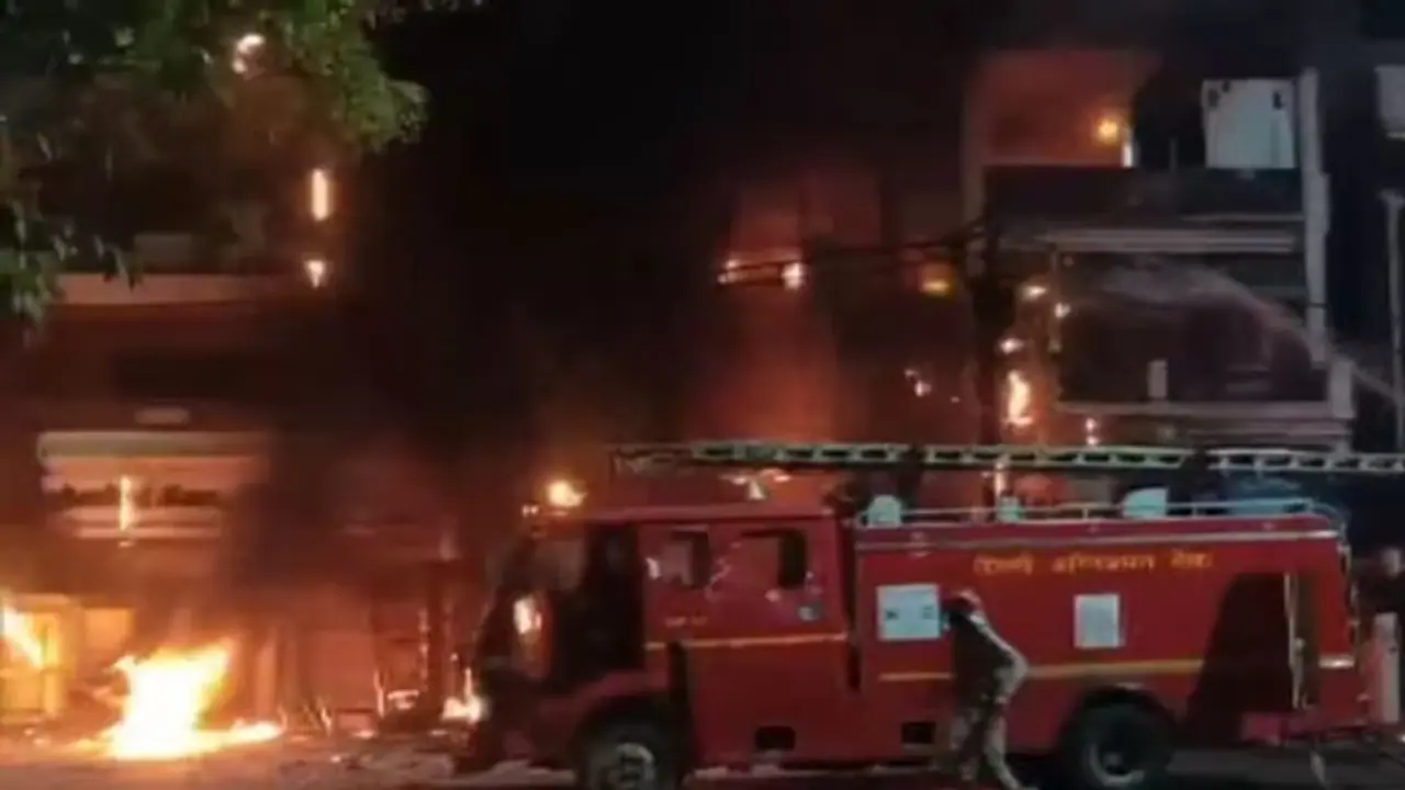 டெல்லி மருத்துவமனையில் தீ விபத்து: 6 குழந்தைகள் பலி; 12 பேர் காயங்களுடன் மீட்பு