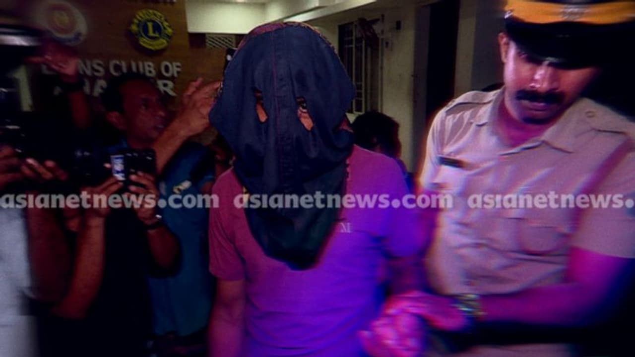 കാസര്കോട് ബാലികയെ പീഡിപ്പിച്ച കേസ്: പ്രതിയുടെ ഡിഎൻഎ പരിശോധിക്കും, രക്തവും മുടിയും ശേഖരിക്കും കാസര്കോട് ബാലികയെ പീഡിപ്പിച്ച കേസ്: പ്രതിയുടെ ഡിഎൻഎ പരിശോധിക്കും, രക്തവും മുടിയും ശേഖരിക്കും