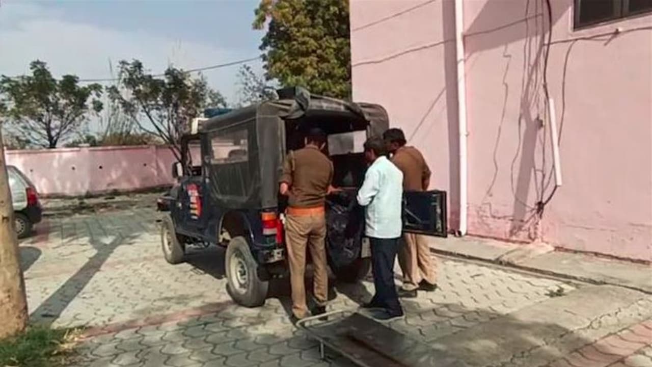 ರೇಪ್ ಮಾಡಿದ್ದಲ್ಲದೇ ವೀಡಿಯೋ ಮಾಡಿ ಬ್ಲಾಕ್ಮೇಲ್: 50ರ ಸಲಿಂಗಕಾಮಿ ಕತೆ ಮುಗಿಸಿದ 15ರ ಬಾಲಕ ರೇಪ್ ಮಾಡಿದ್ದಲ್ಲದೇ ವೀಡಿಯೋ ಮಾಡಿ ಬ್ಲಾಕ್ಮೇಲ್: 50ರ ಸಲಿಂಗಕಾಮಿ ಕತೆ ಮುಗಿಸಿದ 15ರ ಬಾಲಕ