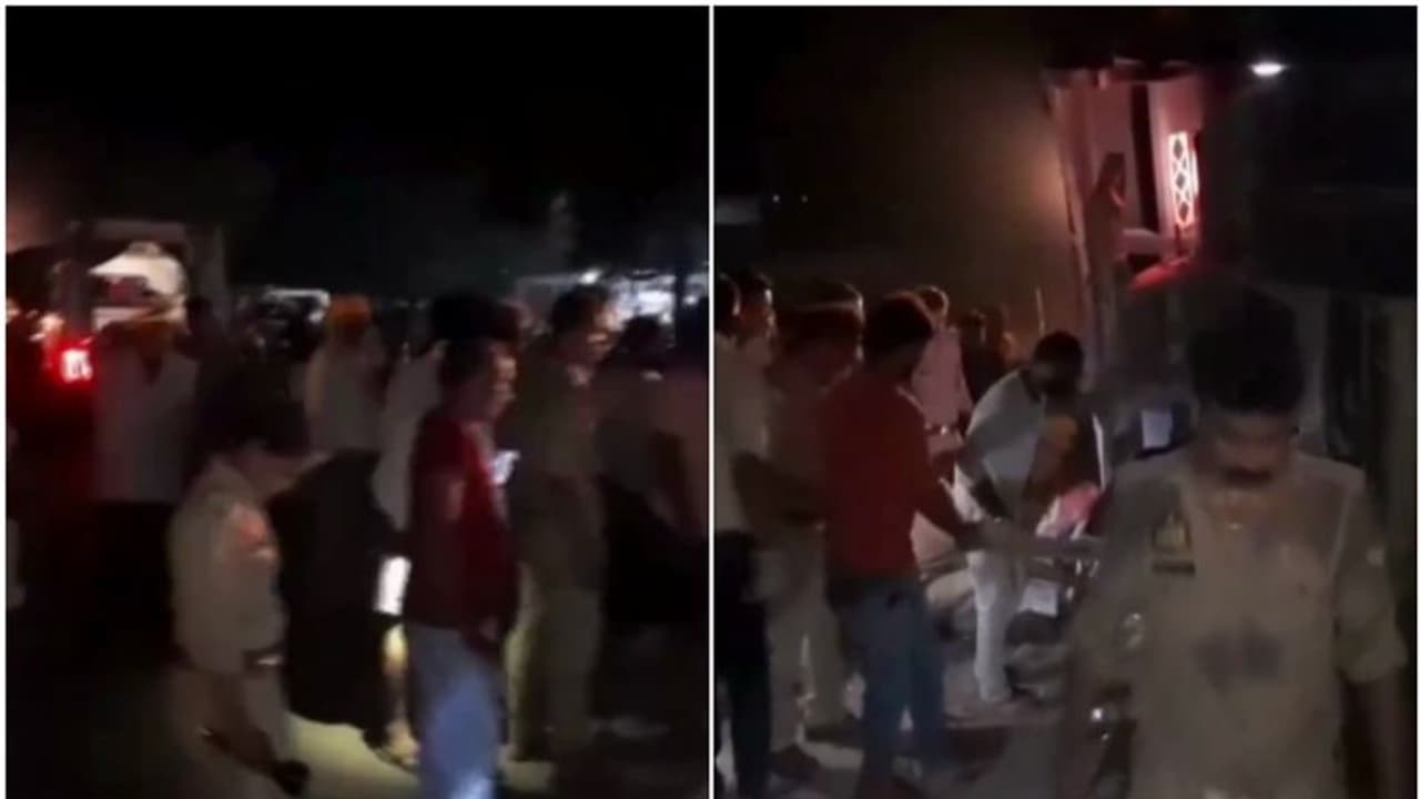 കല്ലുമായി പോയ ട്രക്ക് നിർത്തിയിട്ടിരുന്ന ബസിന് മുകളിലേക്ക് മറിഞ്ഞ് 11 മരണം; അപകടം യുപിയിലെ ഷാജഹാൻപൂരില് കല്ലുമായി പോയ ട്രക്ക് നിർത്തിയിട്ടിരുന്ന ബസിന് മുകളിലേക്ക് മറിഞ്ഞ് 11 മരണം; അപകടം യുപിയിലെ ഷാജഹാൻപൂരില്