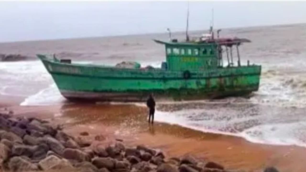 മടക്കയാത്രയിൽ സ്രാങ്ക് ഉറങ്ങിപ്പോയി, ദിശമാറി തേങ്ങാപ്പട്ടണത്തെ ബോട്ടെത്തിയത് പൊന്നാനിയിൽ മടക്കയാത്രയിൽ സ്രാങ്ക് ഉറങ്ങിപ്പോയി, ദിശമാറി തേങ്ങാപ്പട്ടണത്തെ ബോട്ടെത്തിയത് പൊന്നാനിയിൽ