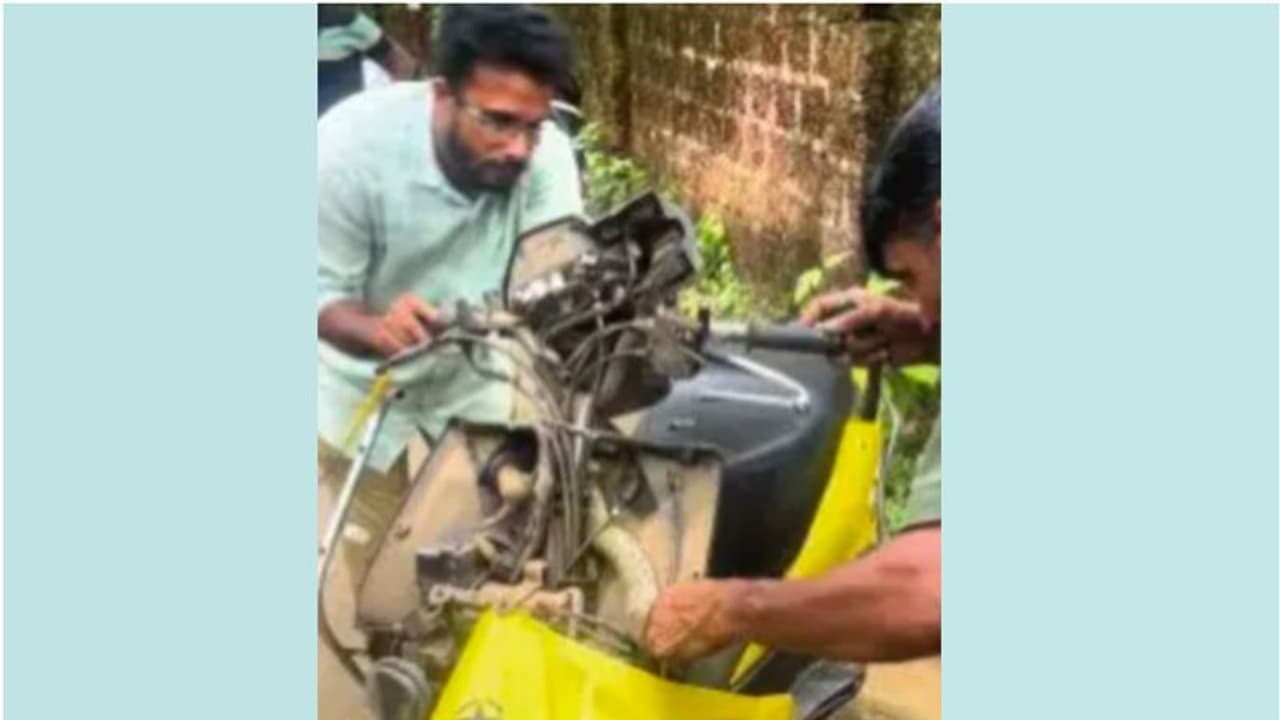 ഓടിക്കൊണ്ടിരിക്കെ സ്കൂട്ടറിൽ കണ്ടത് പാമ്പ്, ചാടിയിറങ്ങി; ജീവൻ തിരിച്ചുകിട്ടിയതിൽ ആശ്വസിച്ച് റിയാസ്