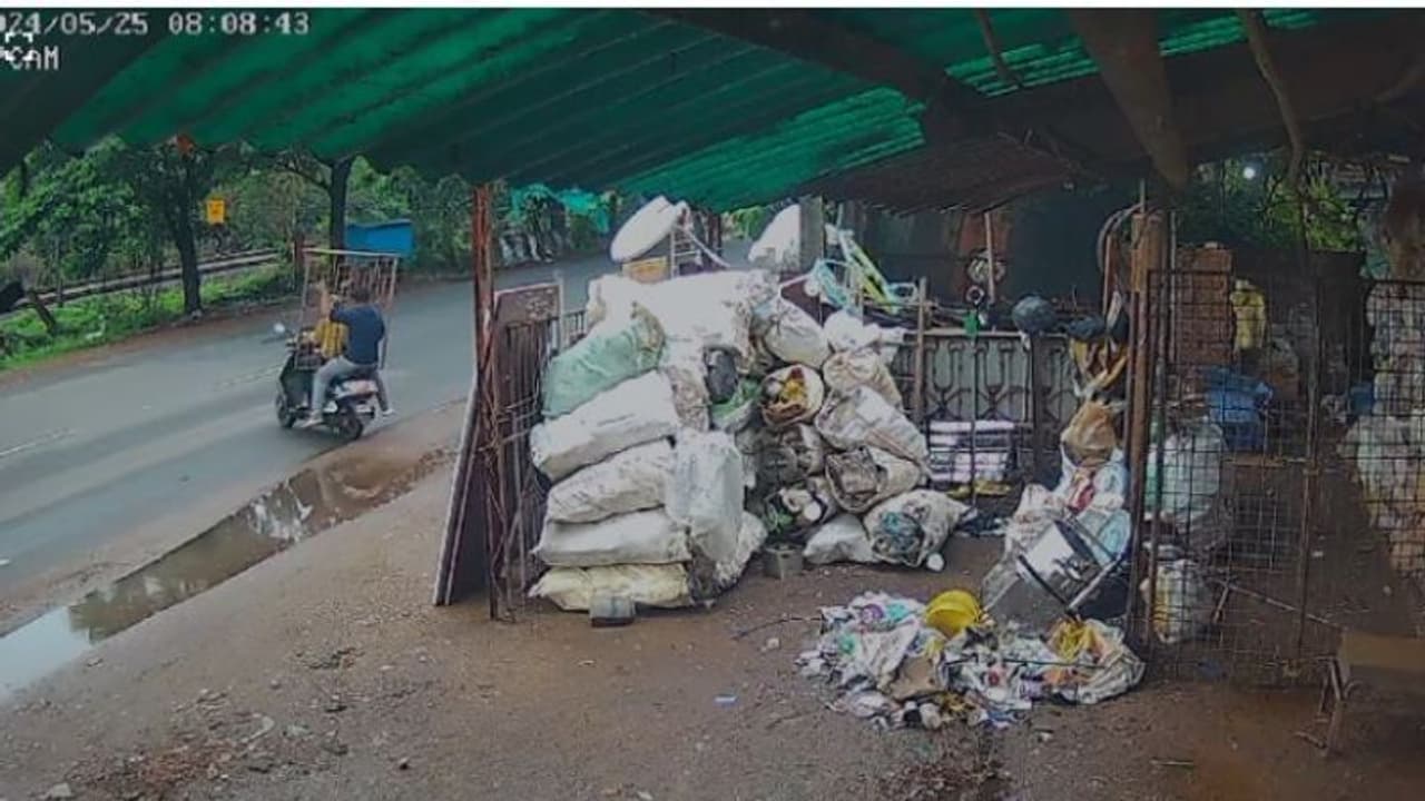 സ്കൂട്ടറിലെത്തി പരിസരം നിരീക്ഷിച്ച് ആക്രി കടയിൽ നിന്ന് ഗേറ്റ് മോഷണം, പക്ഷേ എല്ലാം കണ്ട് മുകളിലൊരാൾ, വീഡിയോ സ്കൂട്ടറിലെത്തി പരിസരം നിരീക്ഷിച്ച് ആക്രി കടയിൽ നിന്ന് ഗേറ്റ് മോഷണം, പക്ഷേ എല്ലാം കണ്ട് മുകളിലൊരാൾ, വീഡിയോ