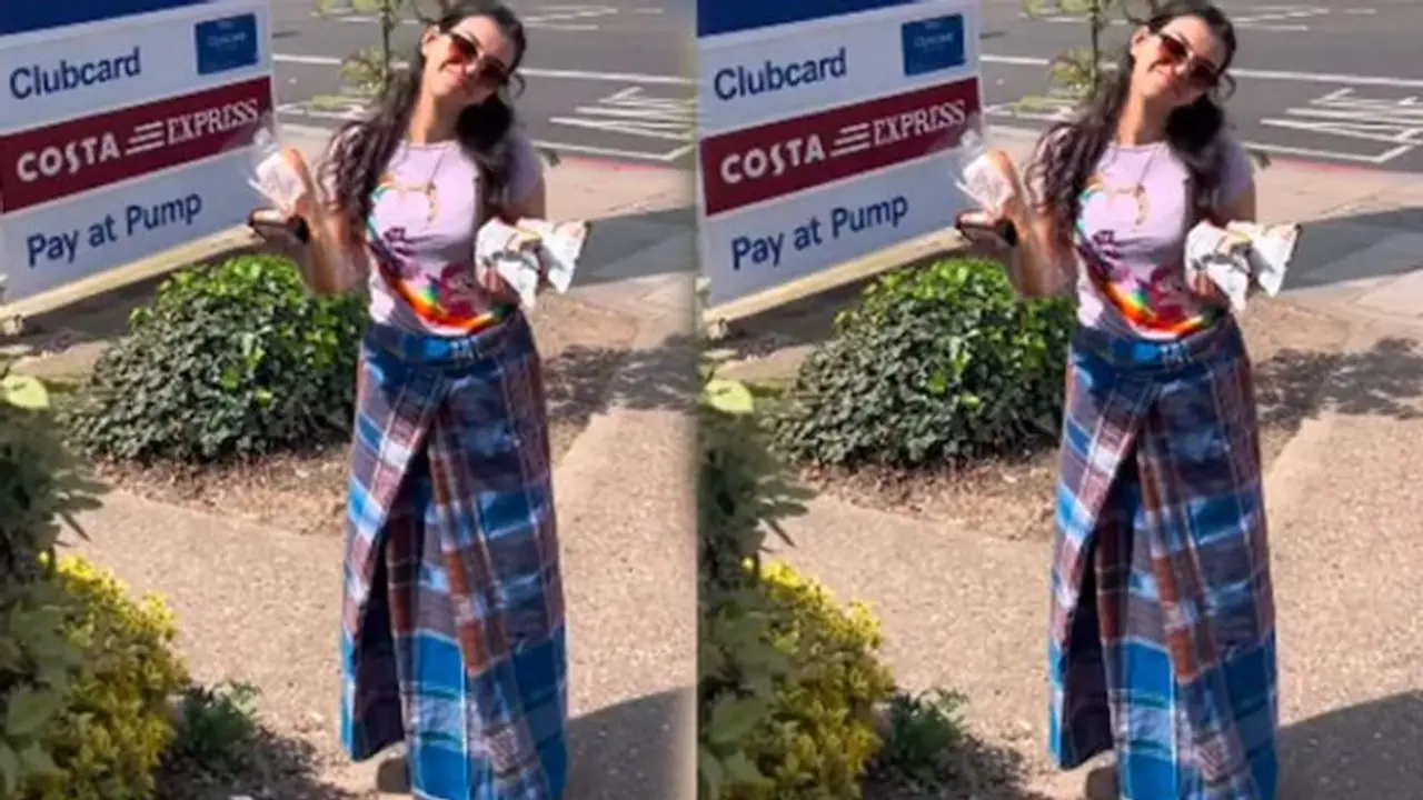 ದೇಸಿ ಸ್ಟೈಲ್ನಲ್ಲಿ ಲುಂಗಿಯುಟ್ಟು ಲಂಡನ್ ರಸ್ತೆಯಲ್ಲಿ ಒಡಾಡಿದ ಯುವತಿ! ದೇಸಿ ಸ್ಟೈಲ್ನಲ್ಲಿ ಲುಂಗಿಯುಟ್ಟು ಲಂಡನ್ ರಸ್ತೆಯಲ್ಲಿ ಒಡಾಡಿದ ಯುವತಿ!