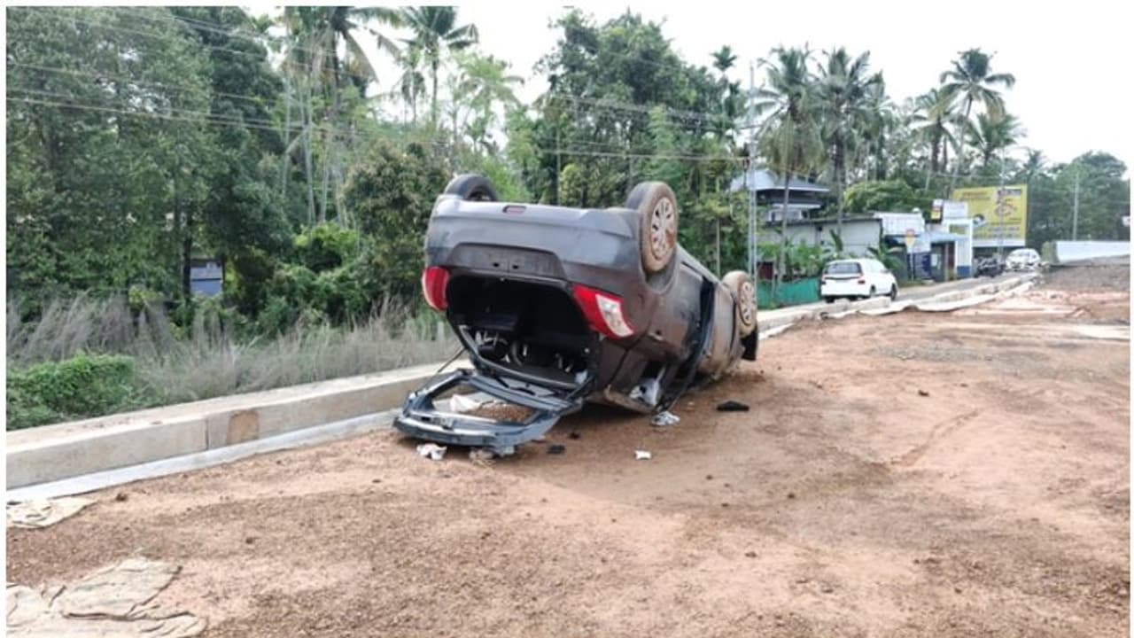 ദേശീയ പാതയിൽ അപകടം, റോഡ് നിർമ്മാണത്തിനുള്ള സാമഗ്രികളിലിടിച്ച് കാർ മറിഞ്ഞു; 4 യുവാക്കൾക്ക് പരിക്ക് ദേശീയ പാതയിൽ അപകടം, റോഡ് നിർമ്മാണത്തിനുള്ള സാമഗ്രികളിലിടിച്ച് കാർ മറിഞ്ഞു; 4 യുവാക്കൾക്ക് പരിക്ക്