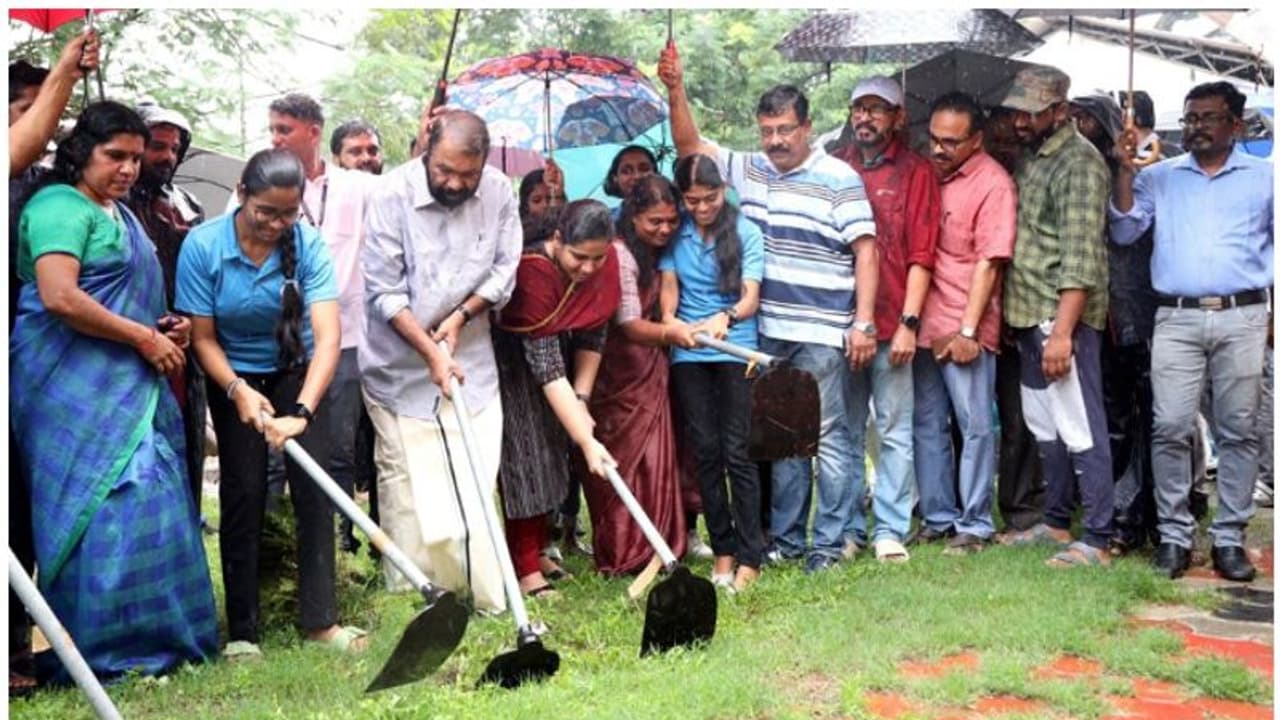 'ഇന്ത്യയിൽ ഒരു സംസ്ഥാനത്തിനും അവകാശപ്പെടാനില്ലാത്ത മുന്നൊരുക്കം'; വിദ്യാലയങ്ങൾ തയാറാവുകയാണെന്ന് വി ശിവൻകുട്ടി 'ഇന്ത്യയിൽ ഒരു സംസ്ഥാനത്തിനും അവകാശപ്പെടാനില്ലാത്ത മുന്നൊരുക്കം'; വിദ്യാലയങ്ങൾ തയാറാവുകയാണെന്ന് വി ശിവൻകുട്ടി