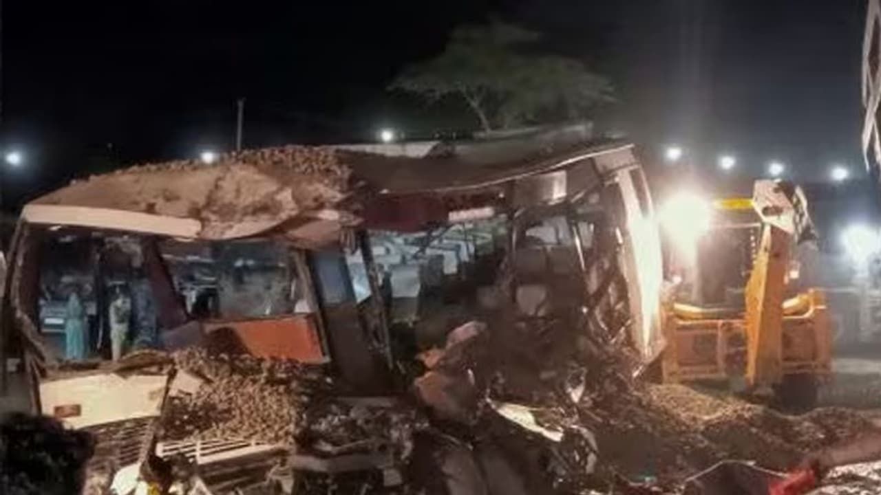 கோயிலுக்கு செல்லும் வழியில் பயங்கரம்.. பேருந்து மீது லாரி மோதியதில் 11 பேர் உடல்நசுங்கி சம்பவ இடத்திலேயே பலி!