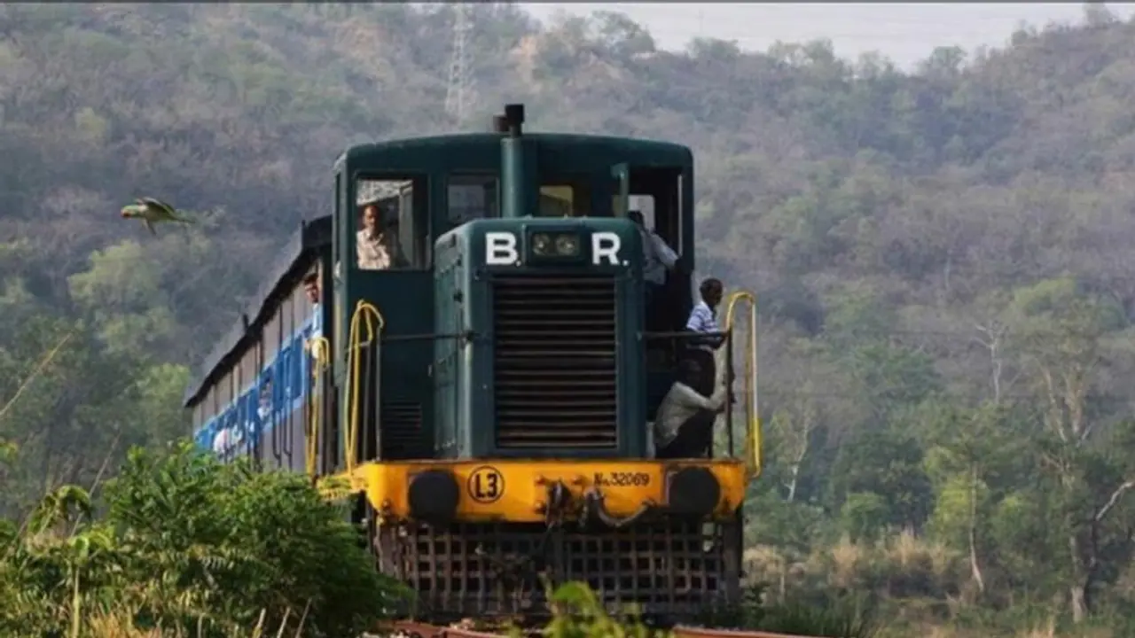 பல கிராமங்களுக்கு உயிர் நாடி.. இந்தியாவில் ஓடும் "கட்டணமில்லாத ரயில்" பற்றி கேள்விப்பட்டதுண்டா? ஒரு பார்வை!