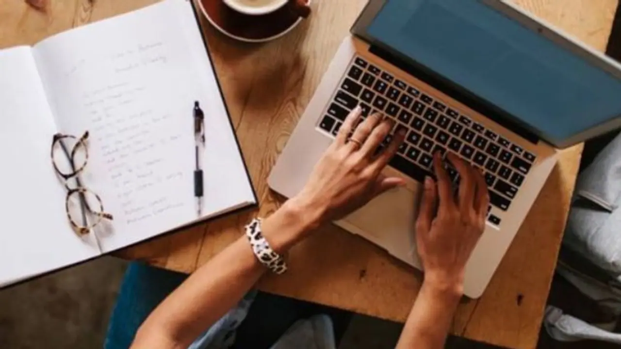 പകുതി സർക്കാർ ജീവനക്കാർക്ക് വർക്ക് @ ഹോം, വീട്ടിലിരുന്ന് ജോലി, മലിനീകരണം കുറയ്ക്കാൻ ദില്ലി സർക്കാർ നിയന്ത്രണം പകുതി സർക്കാർ ജീവനക്കാർക്ക് വർക്ക് @ ഹോം, വീട്ടിലിരുന്ന് ജോലി, മലിനീകരണം കുറയ്ക്കാൻ ദില്ലി സർക്കാർ നിയന്ത്രണം