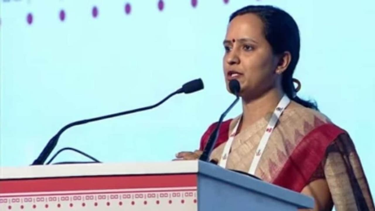 Sujata : ஒடிசா.. தமிழர் வி.கே பாண்டியனின் மனைவியை தூக்கியடித்த தேர்தல் ஆணையம்.. ஏன்? இதுதான் காரணம்!