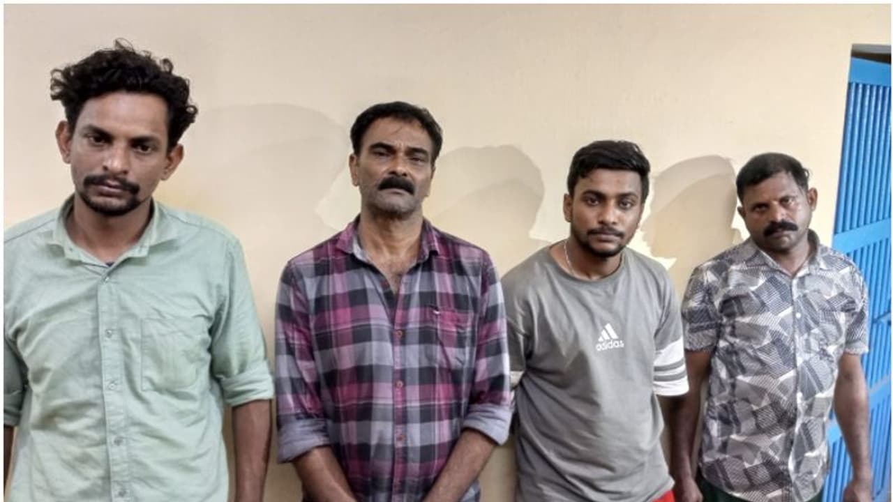 'മോഷ്ടിച്ച ബൈക്കിലെത്തി ടിപ്പര് ലോറി മോഷണം'; പ്രതികള് പിടിയില് 'മോഷ്ടിച്ച ബൈക്കിലെത്തി ടിപ്പര് ലോറി മോഷണം'; പ്രതികള് പിടിയില്