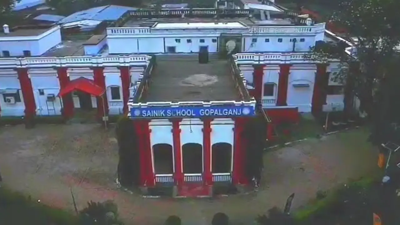 ரூ.50,000 சம்பளம்... மத்திய அரசின் சைனிக் பள்ளியில் வேலைவாய்ப்பு... உடனே அப்ளை பண்ணுங்க!