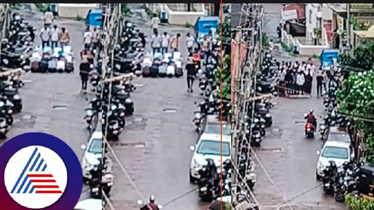 ನಡುರಸ್ತೆಯಲ್ಲೇ ನಮಾಜ್ ಪ್ರಕರಣ; ವಿಹೆಚ್ಪಿ, ಬಜರಂಗದಳದಿಂದ ಪೊಲೀಸ್ ಠಾಣೆಗೆ ದೂರು ನಡುರಸ್ತೆಯಲ್ಲೇ ನಮಾಜ್ ಪ್ರಕರಣ; ವಿಹೆಚ್ಪಿ, ಬಜರಂಗದಳದಿಂದ ಪೊಲೀಸ್ ಠಾಣೆಗೆ ದೂರು