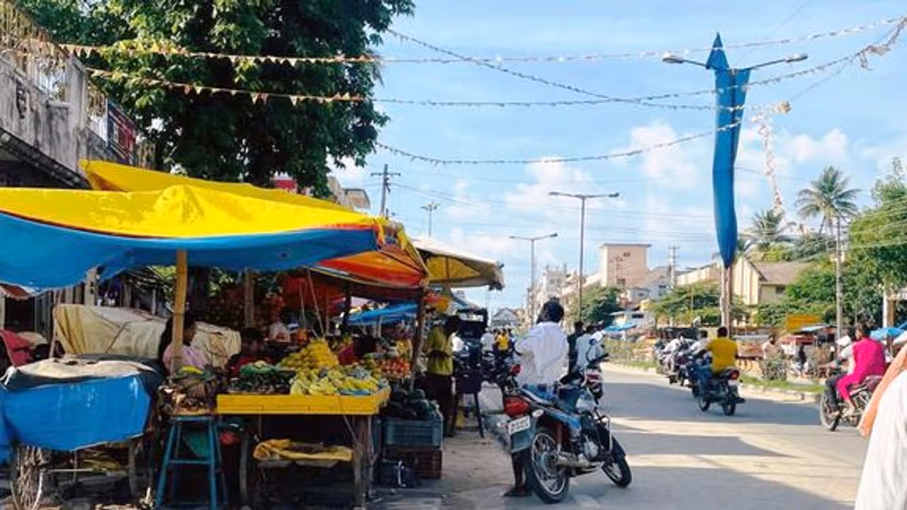 ಕೆ.ಆರ್.ಪೇಟೆ : ವ್ಯಾಪಾರಿಗಳಿಂದ ಮುಖ್ಯ ರಸ್ತೆಗಳ ಫುಟ್ ಪಾತ್ ಒತ್ತುವರಿ ಕೆ.ಆರ್.ಪೇಟೆ : ವ್ಯಾಪಾರಿಗಳಿಂದ ಮುಖ್ಯ ರಸ್ತೆಗಳ ಫುಟ್ ಪಾತ್ ಒತ್ತುವರಿ