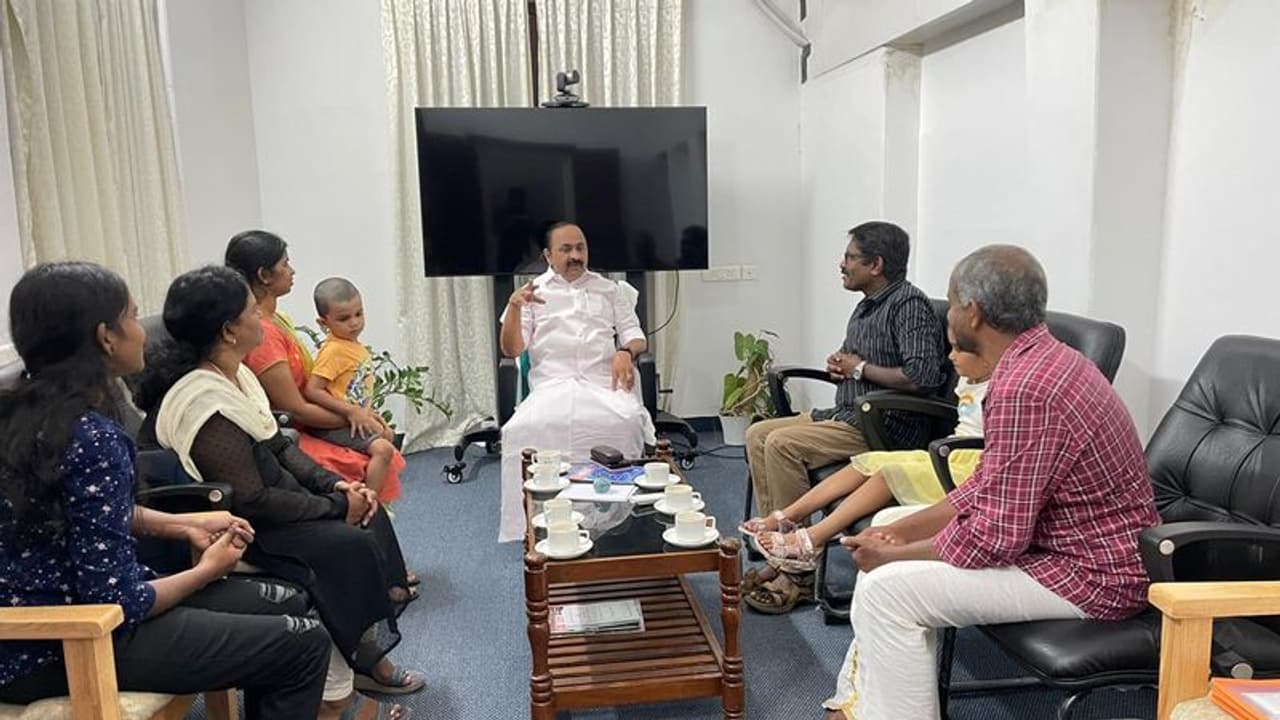 'കുടുംബം അനാഥമായി, നഷ്ടപരിഹാരം ലഭിക്കാൻ ഇടപെടൽ വേണം'; പ്രതിപക്ഷ നേതാവിന് നിവേദനം നൽകി നമ്പി രാജേഷിന്റെ ഭാര്യ 'കുടുംബം അനാഥമായി, നഷ്ടപരിഹാരം ലഭിക്കാൻ ഇടപെടൽ വേണം'; പ്രതിപക്ഷ നേതാവിന് നിവേദനം നൽകി നമ്പി രാജേഷിന്റെ ഭാര്യ