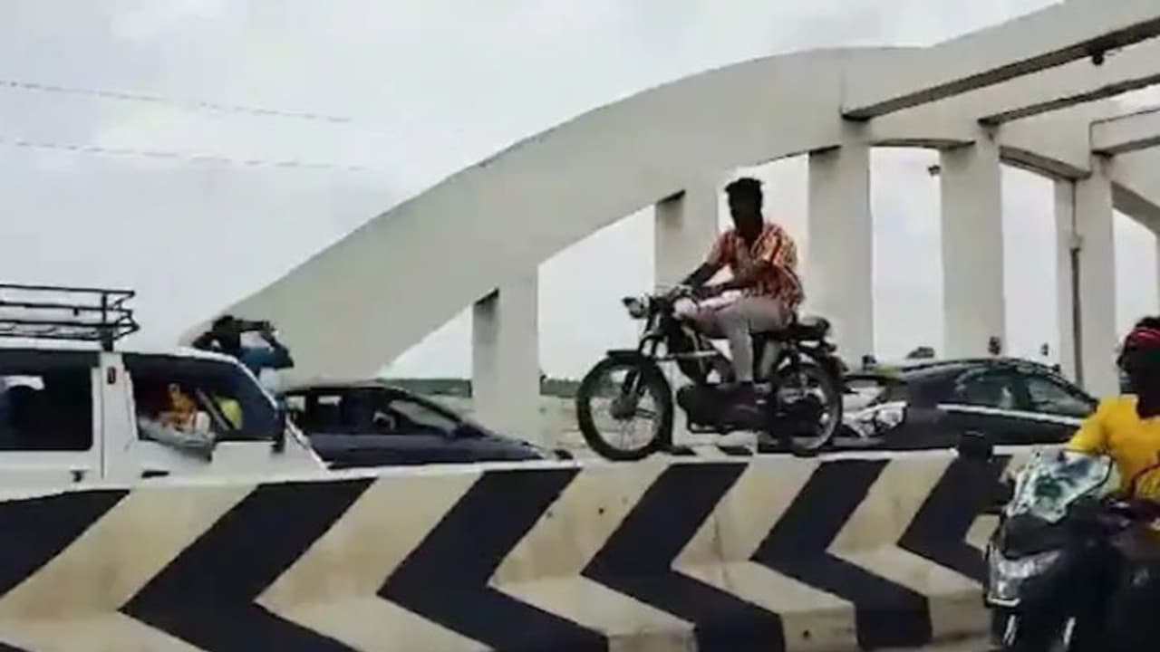മോപ്പെഡിൽ പാലത്തിലെ ഡിവൈഡറിന് മുകളിൽ യുവാവിന്റെ അഭ്യാസ പ്രകടനം, ആളെ തിരഞ്ഞ് തമിഴ്നാട് പൊലീസ് 