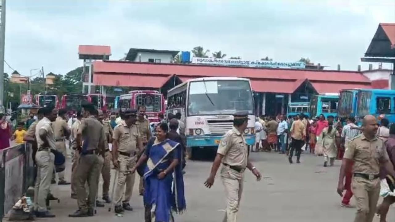 ഒറ്റപ്പാലത്ത് സ്വകാര്യ ബസ്സുകളുടെ മിന്നൽ പണിമുടക്ക്, എല്ലാ സർവീസുകളും താത്കാലികമായി നിർത്തിവെച്ചു ഒറ്റപ്പാലത്ത് സ്വകാര്യ ബസ്സുകളുടെ മിന്നൽ പണിമുടക്ക്, എല്ലാ സർവീസുകളും താത്കാലികമായി നിർത്തിവെച്ചു