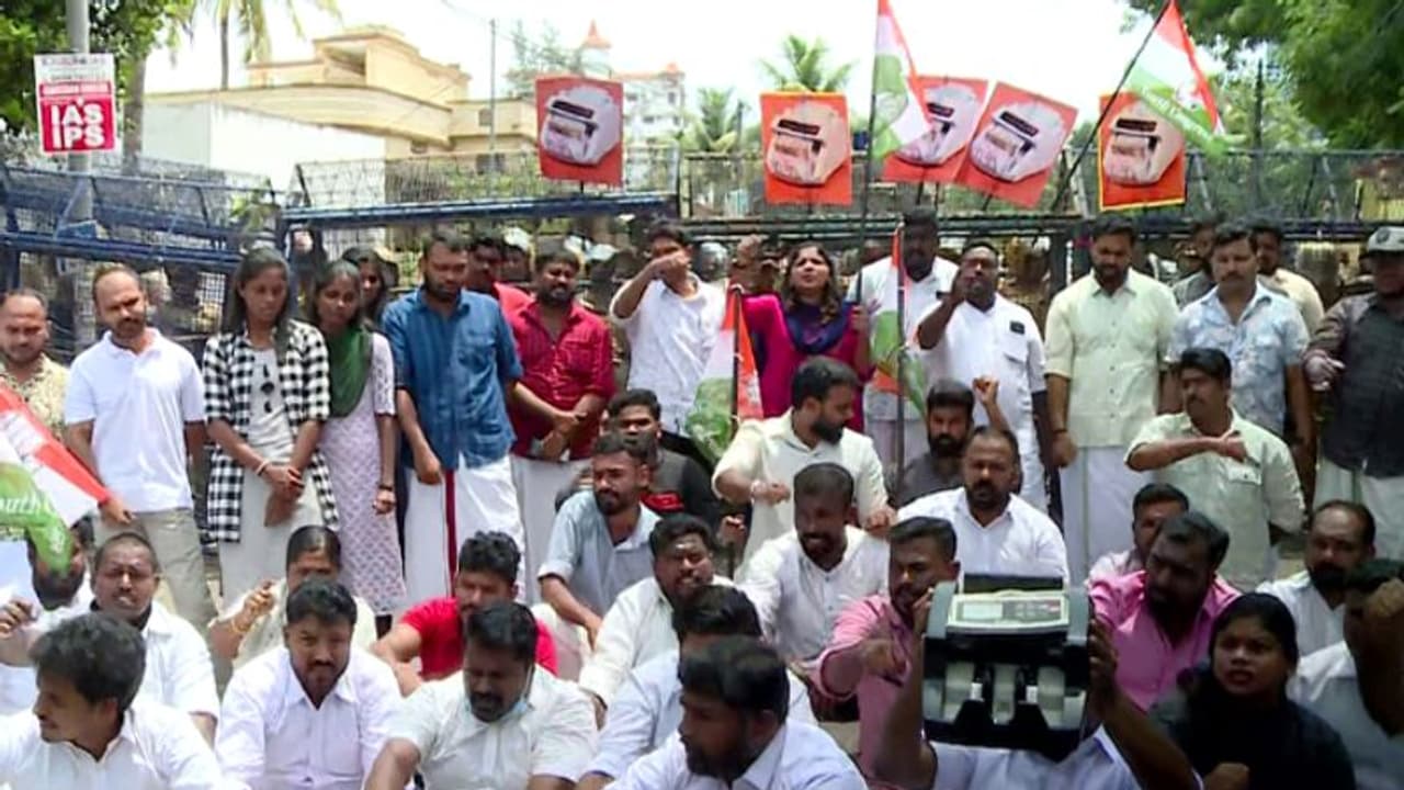 ബാര്കോഴ വിവാദം; മന്ത്രി എംബി രാജേഷിന്റെ വീട്ടിലേക്ക് നോട്ടെണ്ണല് മെഷീനുമായി യൂത്ത് കോണ്ഗ്രസ് മാര്ച്ച് ബാര്കോഴ വിവാദം; മന്ത്രി എംബി രാജേഷിന്റെ വീട്ടിലേക്ക് നോട്ടെണ്ണല് മെഷീനുമായി യൂത്ത് കോണ്ഗ്രസ് മാര്ച്ച്