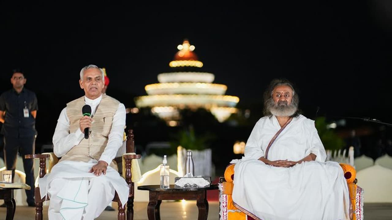 ರವಿಶಂಕರ್ ಗುರೂಜಿಯನ್ನು ಭೇಟಿಯಾದ ಗುಜರಾತಿನ ರಾಜ್ಯಪಾಲ ಆಚಾರ್ಯ ದೇವವ್ರತ್! ರವಿಶಂಕರ್ ಗುರೂಜಿಯನ್ನು ಭೇಟಿಯಾದ ಗುಜರಾತಿನ ರಾಜ್ಯಪಾಲ ಆಚಾರ್ಯ ದೇವವ್ರತ್!