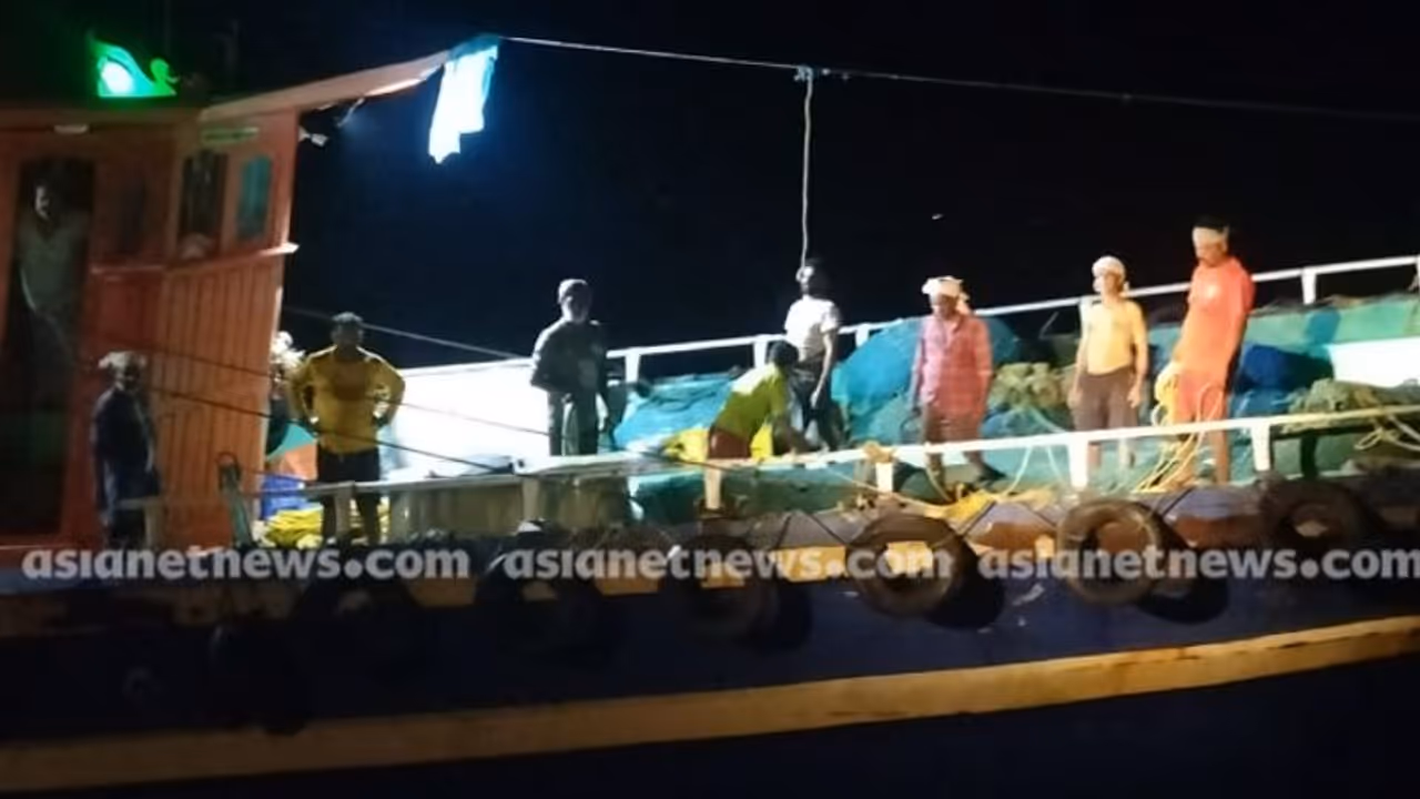 എഞ്ചിൻ പണിമുടക്കി, 10 മത്സ്യത്തൊഴിലാളികളുള്ള ബോട്ട് നടുക്കടലിൽ കുടുങ്ങി; മറൈൻ എൻഫോഴ്‌സ്മെന്റ് രക്ഷപ്പെടുത്തി