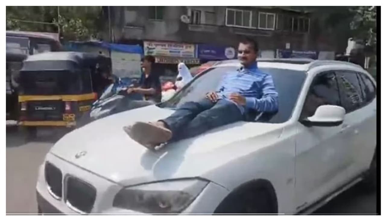 തിരക്കേറിയ നഗരത്തിൽ അച്ഛന്റെ ബിഎംഡബ്ല്യു ഓടിച്ച് 17കാരൻ, ബോണറ്റിൽ സുഹൃത്ത് കൈയോടെ പൊക്കി പൊലീസ് തിരക്കേറിയ നഗരത്തിൽ അച്ഛന്റെ ബിഎംഡബ്ല്യു ഓടിച്ച് 17കാരൻ, ബോണറ്റിൽ സുഹൃത്ത് കൈയോടെ പൊക്കി പൊലീസ്