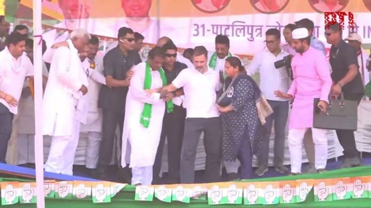 ದಿಢೀರ್ ಅಂತ ಕುಸಿದ ವೇದಿಕೆ; ರಾಹುಲ್ ಗಾಂಧಿ ಬಚಾವ್, ವಿಡಿಯೋ ನೋಡಿ ದಿಢೀರ್ ಅಂತ ಕುಸಿದ ವೇದಿಕೆ; ರಾಹುಲ್ ಗಾಂಧಿ ಬಚಾವ್, ವಿಡಿಯೋ ನೋಡಿ