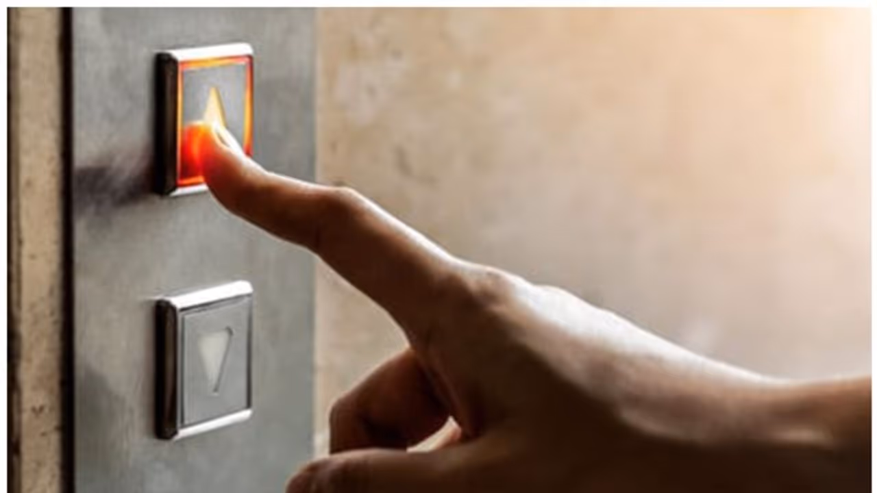 കുട്ടിയടക്കം 5 യാത്രക്കാർ കണ്ണൂർ റെയിൽവേ സ്റ്റേഷനിലെ ലിഫ്റ്റിൽ കുടുങ്ങി; പുറത്തെത്തിച്ചത് ഒരു മണിക്കൂറിന് ശേഷം കുട്ടിയടക്കം 5 യാത്രക്കാർ കണ്ണൂർ റെയിൽവേ സ്റ്റേഷനിലെ ലിഫ്റ്റിൽ കുടുങ്ങി; പുറത്തെത്തിച്ചത് ഒരു മണിക്കൂറിന് ശേഷം