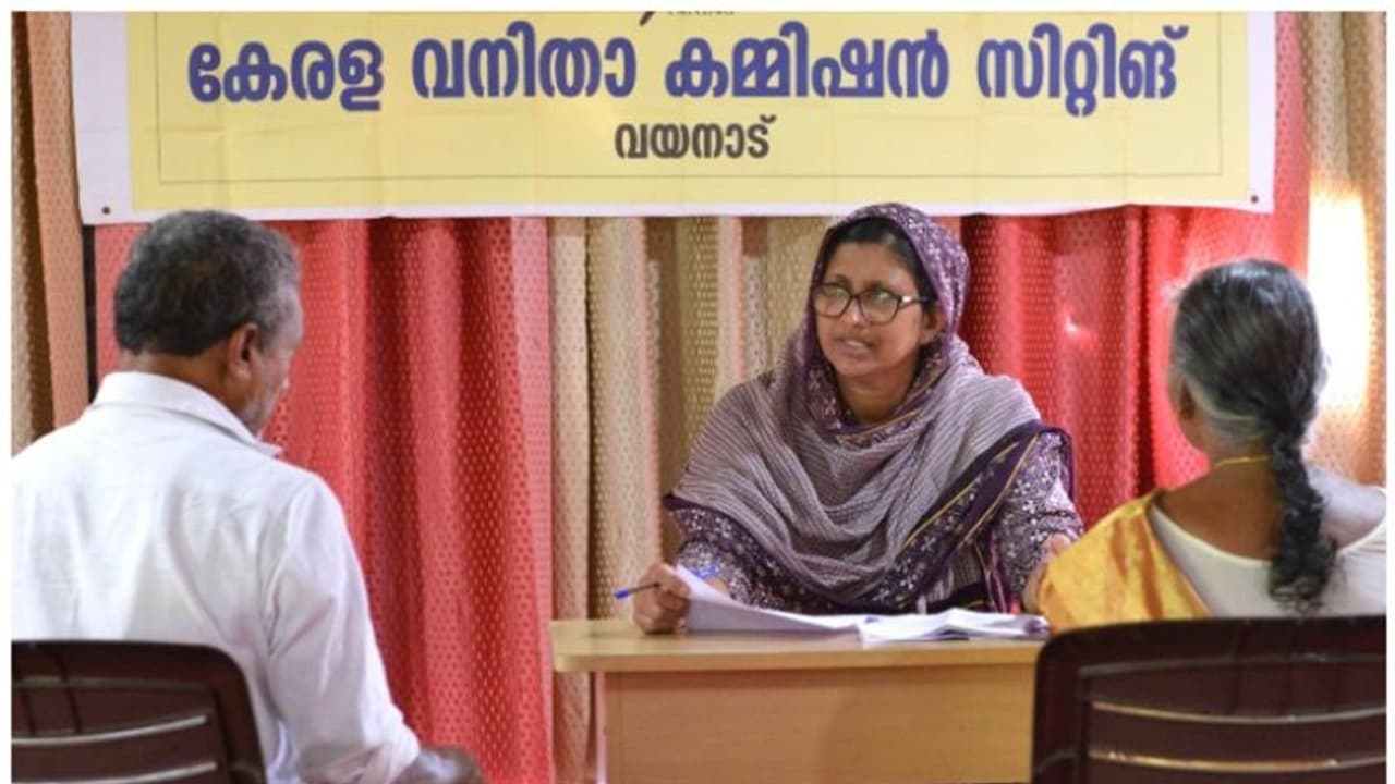 പ്രശ്‌നങ്ങളും വിവേചനങ്ങളും പരാതികളായി നല്‍കാന്‍ സ്ത്രീകള്‍ക്ക് വിമുഖത; ബോധവത്ക്കരണം ശക്തമാക്കാൻ വനിതാ കമ്മീഷൻ