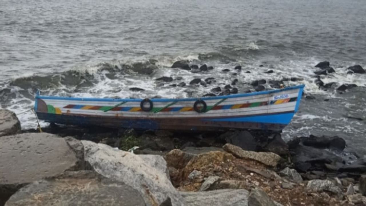 കായംകുളത്ത് നങ്കൂരമിട്ട മത്സ്യബന്ധന വള്ളങ്ങൾ കാറ്റിലും തിരയിലും തകർന്നു കായംകുളത്ത് നങ്കൂരമിട്ട മത്സ്യബന്ധന വള്ളങ്ങൾ കാറ്റിലും തിരയിലും തകർന്നു