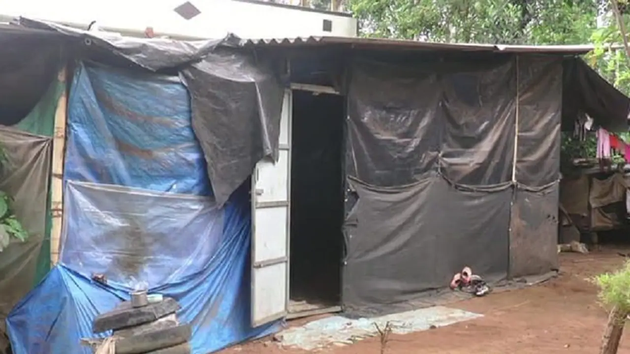 ಪ್ರವಾಹದಲ್ಲಿ ಮನೆ ಕಳೆದುಕೊಂಡು ಐದು ವರ್ಷಗಳಿಂದ ಶೆಡ್ಡಿನಲ್ಲೇ ವಾಸ: ನಿವೇಶನ ಹಂಚದ ಜಿಲ್ಲಾಡಳಿತ ಪ್ರವಾಹದಲ್ಲಿ ಮನೆ ಕಳೆದುಕೊಂಡು ಐದು ವರ್ಷಗಳಿಂದ ಶೆಡ್ಡಿನಲ್ಲೇ ವಾಸ: ನಿವೇಶನ ಹಂಚದ ಜಿಲ್ಲಾಡಳಿತ