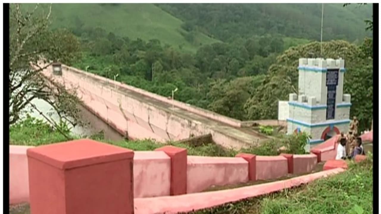 മുല്ലപ്പെരിയാർ മേൽനോട്ടസമിതിയുടെ ശുപാർശകൾ നടപ്പാക്കണമെന്ന് കേരളത്തോടും തമിഴ്നാടിനോടും സുപ്രീം കോടതി മുല്ലപ്പെരിയാർ മേൽനോട്ടസമിതിയുടെ ശുപാർശകൾ നടപ്പാക്കണമെന്ന് കേരളത്തോടും തമിഴ്നാടിനോടും സുപ്രീം കോടതി