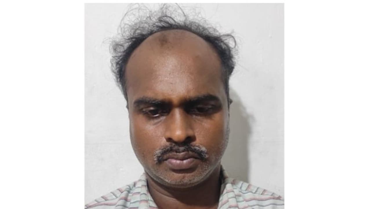 റോഡിൽ നിൽക്കുകയായിരുന്ന യുവതിക്ക് നേരെ ആക്രമണം, ബൈക്കില്‍ കയറാന്‍ ആവശ്യപ്പെട്ട് റോഡിലൂടെ വലിച്ചിഴച്ചു