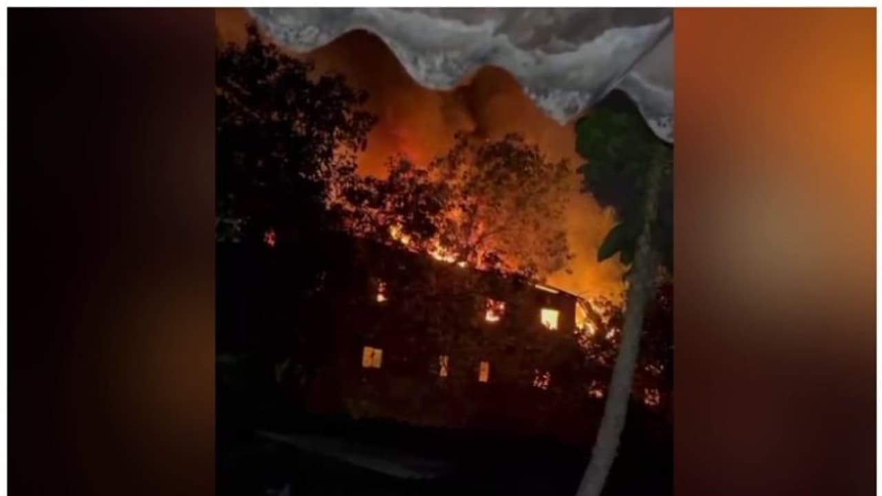 ധാരാവിയിൽ വ്യവസായ മേഖലയിൽ തീപിടുത്തം; 3 നില കെട്ടിടം അഗ്നിക്കിരയായി; 6 പേർക്ക് പരിക്ക് ധാരാവിയിൽ വ്യവസായ മേഖലയിൽ തീപിടുത്തം; 3 നില കെട്ടിടം അഗ്നിക്കിരയായി; 6 പേർക്ക് പരിക്ക്