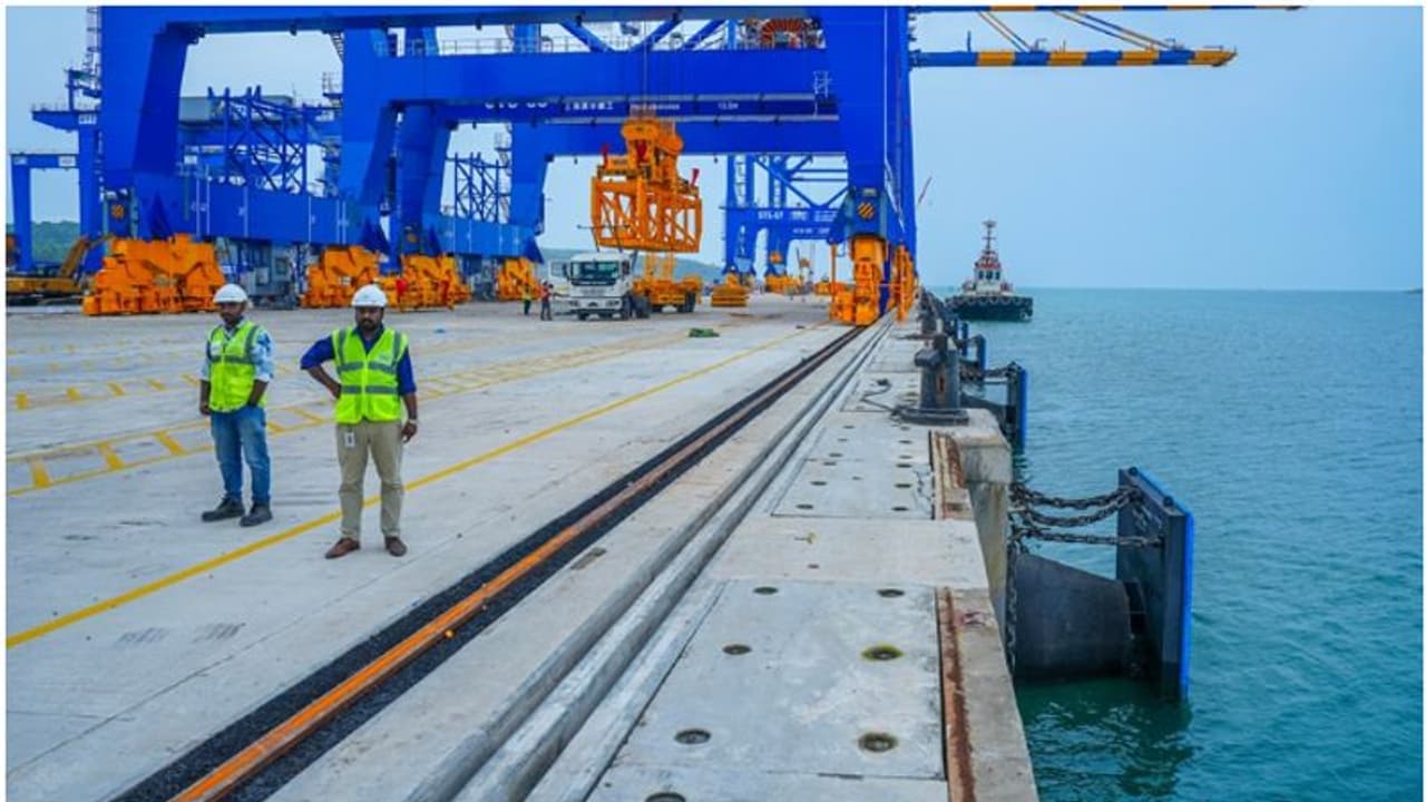 വിഴിഞ്ഞത്തെ കണ്ടെയ്നര് ബര്ത്ത്: 670 മീറ്റര് നിര്മാണം പൂര്ത്തിയായെന്ന് മന്ത്രി വിഴിഞ്ഞത്തെ കണ്ടെയ്നര് ബര്ത്ത്: 670 മീറ്റര് നിര്മാണം പൂര്ത്തിയായെന്ന് മന്ത്രി