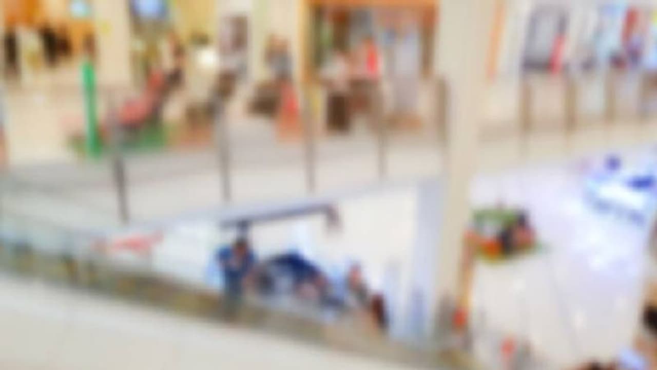 ഐഫോൺ വാങ്ങിക്കാൻ പണമില്ല, മകളുടെ മുന്നിൽ മുട്ടുകുത്തി ക്ഷമാപണം നടത്തി അച്ഛൻ ഐഫോൺ വാങ്ങിക്കാൻ പണമില്ല, മകളുടെ മുന്നിൽ മുട്ടുകുത്തി ക്ഷമാപണം നടത്തി അച്ഛൻ